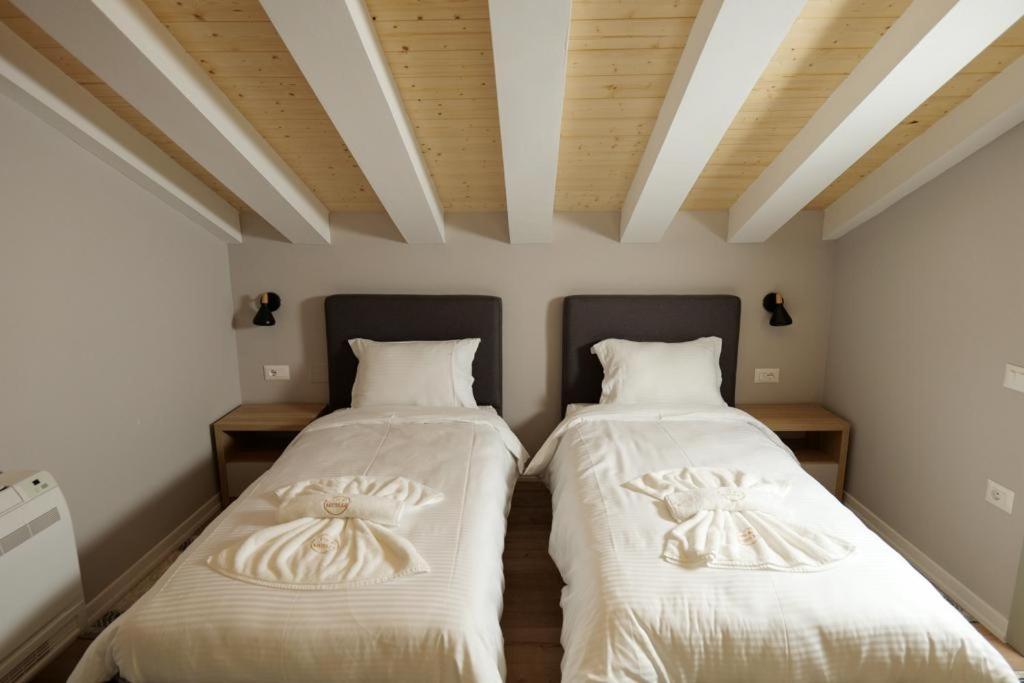 Vila Muslli Korce Buitenkant foto